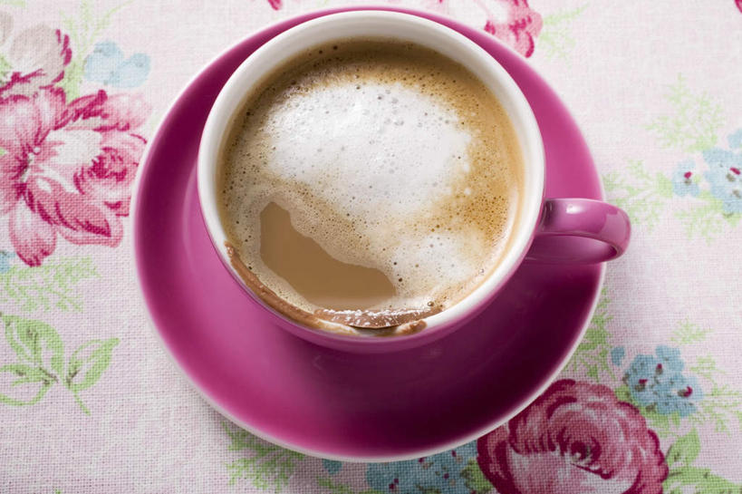 咖啡,无人,横图,俯视,室内,特写,白天,幸福,餐桌,桌子,杯子,餐具,阴影,花纹,盛开,反射,布料,瓷器,碟子,盘,影子,卡布奇诺,咖啡杯,陶瓷制品,花蕾,布纹,娱乐,桌布,花,花瓣,花朵,鲜花,饮料,一个,紫色,盘子,餐巾,碟,台布,花苞,花蕊,享受,休闲,温馨,放松,乐趣,单个,餐台,提神,舒适,瓷杯,醒脑,软饮料,卡布奇诺咖啡,彩图,高角度拍摄