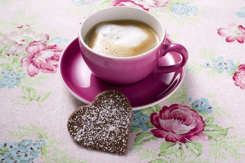 咖啡,无人,横图,俯视,室内,特写,白天,爱情,幸福,餐桌,桌子,杯子,餐具,一块,阴影,花纹,爱心,盛开,反射,布料,瓷器,碟子,盘,影子,卡布奇诺,食品,糖,糖果,甜点,甜品,咖啡杯,陶瓷制品,浪漫,花蕾,布纹,娱乐,桌布,花,花瓣,花朵,鲜花,食物,饮料,一个,紫色,盘子,餐巾,碟,台布,甜食,巧克力,花苞,花蕊,享受,休闲,温暖,温馨,心形,恩爱,放松,乐趣,单个,餐台,朱古力,和睦,提神,舒适,瓷杯,醒脑,软饮料,卡布奇诺咖啡,心型,彩图,高角度拍摄,融洽