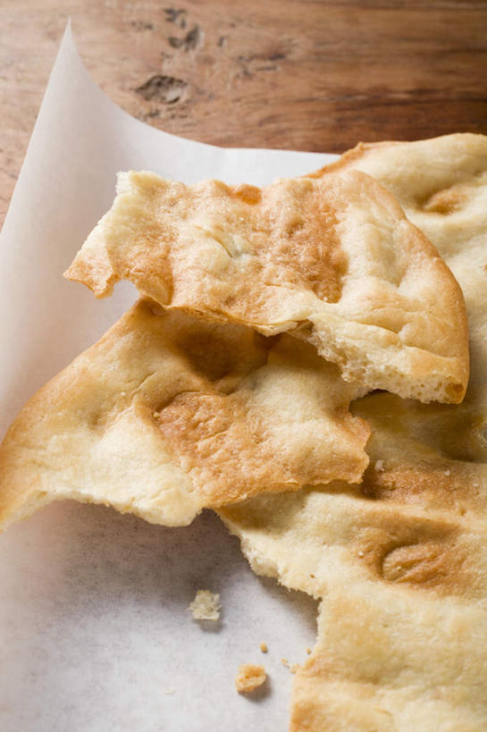 点心,面包,无人,竖图,俯视,室内,特写,白天,桌面,桌子,阴影,破碎,反射,木制,包装,包装纸,影子,纸,食品,面点,纸张,食物,糕点,木制品,包装材料,牛皮纸,破裂,摧毁,彩图,高角度拍摄