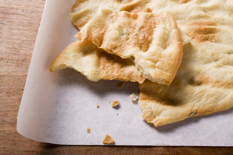 点心,面包,无人,横图,俯视,室内,特写,白天,桌面,桌子,阴影,破碎,反射,木制,包装,包装纸,影子,纸,食品,面点,纸张,食物,糕点,木制品,包装材料,牛皮纸,破裂,摧毁,彩图,高角度拍摄