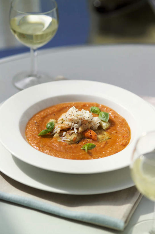 海鲜,红酒,葡萄酒,无人,竖图,俯视,室外,特写,白天,植物,桌面,桌子,蔬菜,西红柿,杯子,餐具,叶子,纺织品,阴影,新鲜,光线,木制,鱼,布,碟子,高脚杯,盘,影子,汤,香料,食品,绿叶,草药,织物,红酒杯,白葡萄酒,酒类,水产,鱼类,中药,海洋生物,玻璃制品,酒,食物,饮料,阳光,盘子,酒杯,木制品,碟,香草,嫩叶,有机食品,绿色食品,布匹,罗勒,葡萄酒杯,水生动物,海产品,紫苏,药材,中草药,水生物,海底动物,九层塔,圣约瑟夫草,甜罗勒,兰香,中药材,本草,卡其布,叶,叶片,玻璃杯,彩图,高角度拍摄