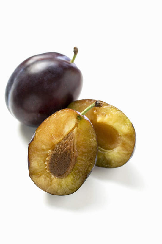 无人,竖图,俯视,室内,特写,白天,白色背景,桌面,桌子,梨,水果,切开,阴影,新鲜,反射,木制,影子,生食,食品,果实,食物,两个,木制品,切,香梨,摄影,有机食品,绿色食品,影棚,剖面,切面,西洋梨,巴梨,葫芦梨,茄梨,秋洋梨,阳梨,洋梨,生梨,彩图,高角度拍摄,影棚拍摄,拍摄