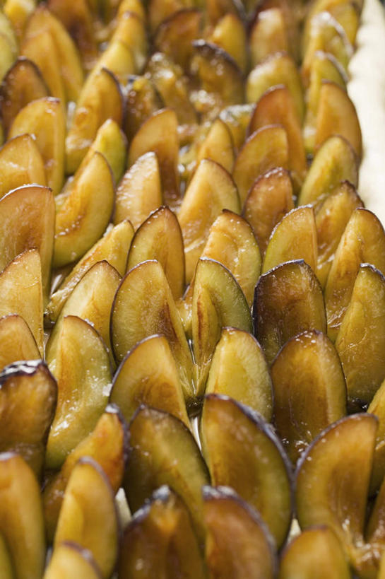 点心,无人,竖图,俯视,室内,特写,白天,下午茶,桌面,桌子,梨,水果,一排,许多,阴影,新鲜,整齐,并列,并排,反射,木制,影子,生食,食品,果实,很多,食物,糕点,排列,木制品,香梨,有机食品,绿色食品,队列,平行,西洋梨,巴梨,葫芦梨,茄梨,秋洋梨,阳梨,洋梨,生梨,彩图,高角度拍摄,蛋糕