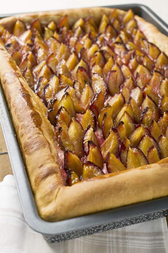 点心,无人,竖图,俯视,室内,特写,白天,下午茶,桌面,桌子,梨,餐具,水果,一排,许多,阴影,新鲜,整齐,并列,并排,反射,木制,碟子,盘,影子,生食,食品,果实,很多,食物,糕点,排列,一个,盘子,木制品,碟,香梨,有机食品,绿色食品,单个,队列,平行,西洋梨,巴梨,葫芦梨,茄梨,秋洋梨,阳梨,洋梨,生梨,彩图,高角度拍摄,蛋糕