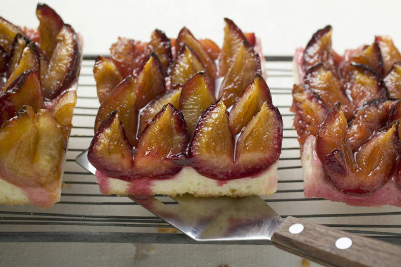 点心,无人,横图,俯视,室内,特写,白天,白色背景,下午茶,桌面,桌子,梨,水果,一排,许多,阴影,新鲜,整齐,并列,并排,反射,木制,影子,生食,食品,果实,烤架,很多,食物,糕点,排列,三个,木制品,香梨,摄影,有机食品,绿色食品,影棚,队列,平行,西洋梨,巴梨,葫芦梨,茄梨,秋洋梨,阳梨,洋梨,生梨,彩图,高角度拍摄,影棚拍摄,拍摄,蛋糕