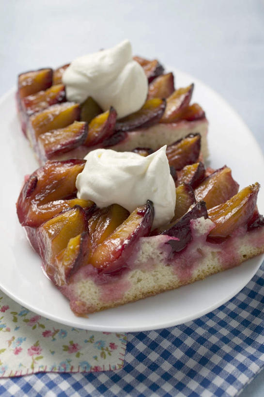 点心,无人,竖图,俯视,室内,特写,白天,下午茶,桌面,桌子,梨,餐具,水果,一排,许多,阴影,新鲜,整齐,并列,并排,反射,木制,布料,碟子,盘,影子,生食,食品,甜点,甜品,果实,很多,布纹,桌布,食物,糕点,排列,一个,盘子,餐巾,木制品,碟,台布,甜食,奶油,香梨,有机食品,绿色食品,单个,乳制品,队列,平行,西洋梨,激凌,克林姆,淇淋,巴梨,葫芦梨,茄梨,秋洋梨,阳梨,洋梨,生梨,彩图,高角度拍摄,蛋糕