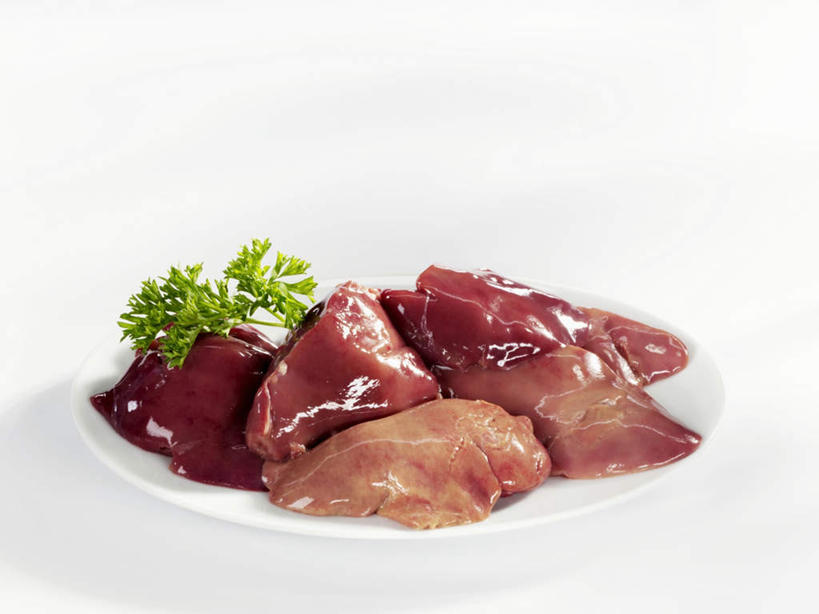 内脏,肝脏,无人,横图,俯视,室内,特写,白天,白色背景,餐桌,桌子,餐具,叶子,一堆,许多,阴影,堆叠,堆积,装饰,反射,碟子,盘,影子,绿叶,很多,一个,红色,盘子,碟,嫩叶,摄影,影棚,单个,餐台,堆,华丽,修饰,点缀,配菜,衬托,美观,雅致,雅观,肝,叶,叶片,彩图,高角度拍摄,影棚拍摄,拍摄,鸡肝