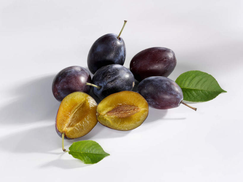 无人,横图,俯视,室内,特写,白天,白色背景,餐桌,桌子,梨,水果,叶子,切开,阴影,新鲜,反射,影子,生食,食品,果实,绿叶,食物,三个,黄色,紫色,切,嫩叶,香梨,摄影,有机食品,绿色食品,影棚,餐台,剖面,切面,西洋梨,巴梨,葫芦梨,茄梨,秋洋梨,阳梨,洋梨,叶,叶片,生梨,彩图,高角度拍摄,影棚拍摄,拍摄