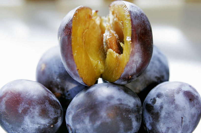 无人,横图,俯视,室内,特写,白天,白色背景,餐桌,桌子,梨,水果,一堆,许多,切开,阴影,堆叠,堆积,朦胧,模糊,新鲜,反射,影子,生食,食品,果实,很多,食物,紫色,切,香梨,摄影,有机食品,绿色食品,影棚,餐台,堆,剖面,切面,西洋梨,巴梨,葫芦梨,茄梨,秋洋梨,阳梨,洋梨,生梨,彩图,高角度拍摄,影棚拍摄,拍摄