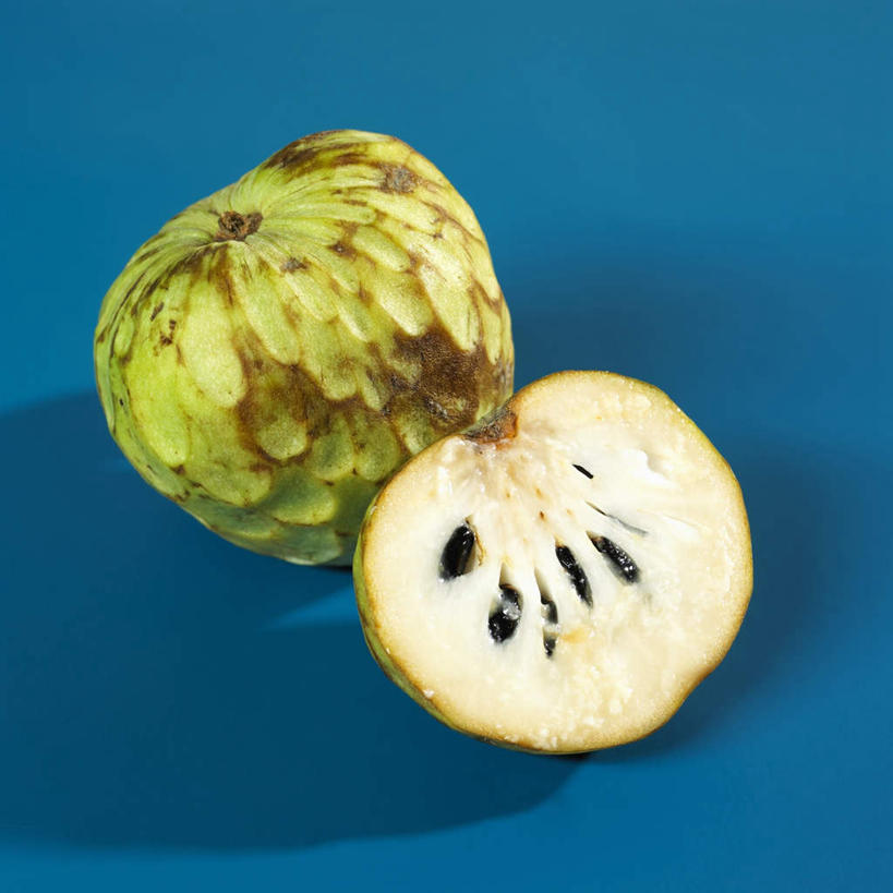 无人,方图,俯视,室内,特写,白天,餐桌,桌子,水果,切开,阴影,蓝色背景,新鲜,反射,影子,生食,食品,果实,食物,两个,绿色,切,番荔枝,摄影,有机食品,绿色食品,影棚,餐台,剖面,切面,释迦,佛头果,凤梨释迦,蜜释迦,释迦凤梨,彩图,高角度拍摄,影棚拍摄,拍摄