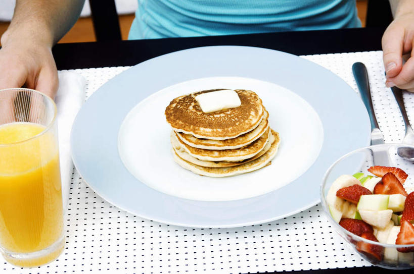 点心,面包,果汁,西方人,一个人,坐,横图,俯视,室内,白天,西餐,草莓,柑橘,浆果,杯子,餐具,水果,欧洲,欧洲人,西方,仅一个男性,仅一个人,服装,朦胧,模糊,新鲜,叉子,碟子,盘,生食,三明治,沙拉,橙汁,食品,面点,甜点,甜品,果实,刀具,饮品,休闲装,色拉,沙律,水果沙拉,玻璃制品,食物,糕点,饮料,仅一个年轻男性,衣服,盘子,水杯,碟,快餐,甜食,休闲,休闲服,服饰,有机食品,绿色食品,色拉酱,可口,千岛酱,餐叉,适口,男人,男性,年轻男性,白种人,玻璃杯,进餐用具,洋莓,水果皇后,橘子,桔子,红莓,地莓,橙子,橙,坐着,半身,彩图,高角度拍摄