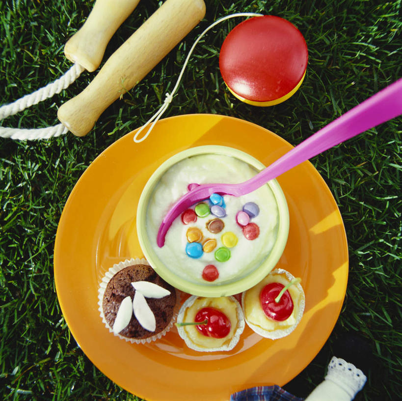 点心,牛奶,无人,横图,俯视,室内,特写,白天,下午茶,草地,草坪,植物,樱桃,餐具,水果,朦胧,模糊,新鲜,碟子,盘,勺子,塑料,生食,食品,果实,饮品,营养,酸奶,草,食物,糕点,饮料,黄色,绿色,盘子,塑料制品,调羹,碟,汤匙,有机食品,绿色食品,乳制品,奶,发酵,优格,优酪乳,樱珠,莺桃,英桃,楔桃,牛桃,荆桃,彩图,高角度拍摄,蛋糕