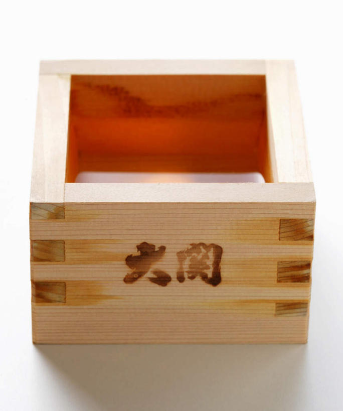清酒,无人,竖图,俯视,室内,特写,白天,白色背景,餐桌,桌子,阴影,反射,木制,影子,酒类,酒,饮料,一个,木制品,容器,碗,摄影,影棚,单个,餐台,储藏,储存,一碗,彩图,高角度拍摄,影棚拍摄,拍摄,贮存