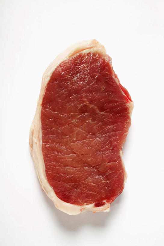 无人,竖图,俯视,室内,特写,白天,白色背景,餐桌,桌面,桌子,一块,切开,阴影,新鲜,反射,影子,肉,食品,猪排,猪肉,肉类,食材,食物,红色,切,摄影,影棚,餐台,剖面,肉食,切面,豚肉,彩图,高角度拍摄,影棚拍摄,拍摄