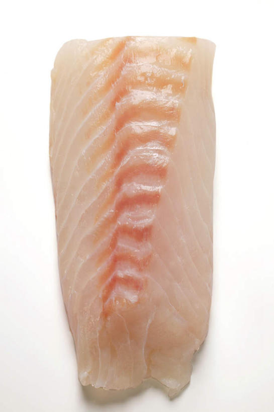 三文鱼,无人,竖图,俯视,室内,特写,白天,白色背景,餐桌,桌面,桌子,鲑鱼,一块,切开,阴影,反射,纹路,纹理,影子,食品,食材,食物,切,摄影,影棚,餐台,大马哈鱼,剖面,切面,肌理,撒蒙鱼,萨门鱼,冰海之皇,鲑,马哈鱼,麻哈鱼,大麻哈鱼,彩图,高角度拍摄,影棚拍摄,拍摄