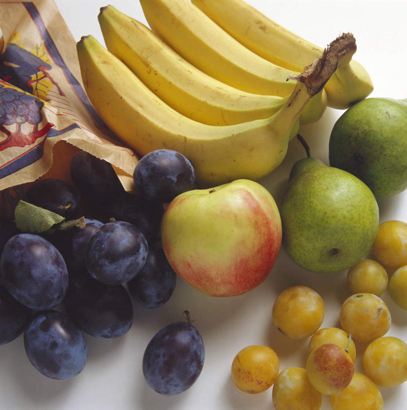 无人,竖图,俯视,室内,特写,白天,白色背景,餐桌,桌子,苹果,梨,香蕉,水果,一堆,许多,阴影,堆叠,堆积,新鲜,反射,影子,生食,食品,果实,很多,食物,黄色,绿色,紫色,香梨,摄影,有机食品,绿色食品,影棚,餐台,堆,西洋梨,巴梨,葫芦梨,茄梨,秋洋梨,阳梨,洋梨,生梨,甘蕉,彩图,高角度拍摄,影棚拍摄,拍摄