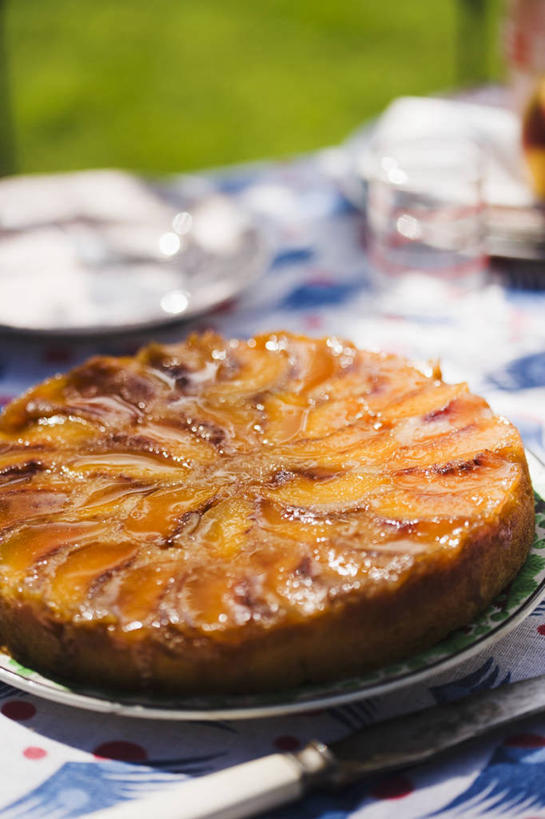 面食,无人,竖图,俯视,室外,特写,白天,烹饪,西餐,草地,草坪,植物,餐桌,桌子,餐具,一把,阴影,花纹,朦胧,模糊,装饰,反射,布料,碟子,工具,盘,影子,料理,食品,面点,刀具,布纹,菜肴,美食,桌布,草,食物,绿色,盘子,餐巾,碟,台布,刀,西式,佳肴,餐台,华丽,修饰,派,点缀,餐刀,衬托,美观,雅致,雅观,餐桌布,彩图,高角度拍摄