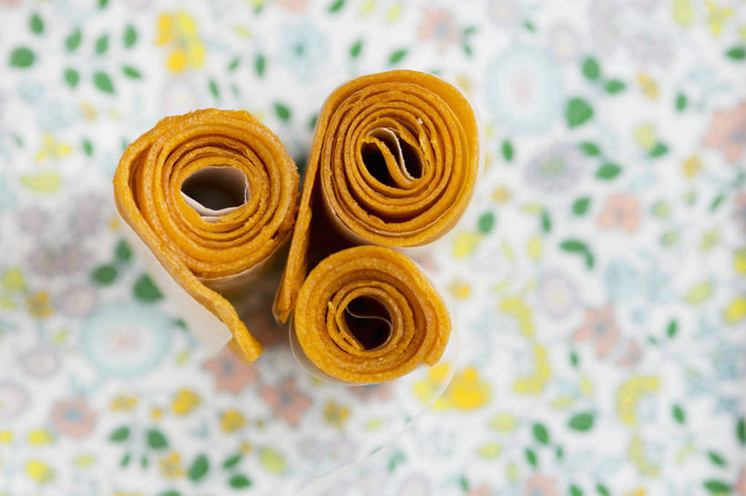 无人,横图,俯视,室内,特写,白天,餐桌,桌子,阴影,花纹,朦胧,模糊,装饰,环绕,围绕,反射,布料,影子,果皮,布纹,环抱,桌布,三个,餐巾,台布,橙色,餐台,华丽,修饰,点缀,衬托,美观,雅致,雅观,萦绕,螺旋状,苹果皮,餐桌布,彩图,高角度拍摄,螺旋形,螺旋形状,螺旋型