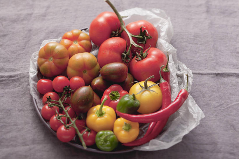 无人,横图,俯视,室内,特写,白天,桌面,桌子,辣椒,蔬菜,西红柿,小番茄,一堆,许多,阴影,堆叠,堆积,新鲜,反射,木制,包装,包装纸,影子,纸,食品,纸张,食物,木制品,有机食品,绿色食品,堆,包装材料,牛皮纸,辣角,红海椒,大椒,辣虎,广椒,小西红柿,樱桃小番茄,珍珠小番茄,樱桃番茄,洋柿子,圣女果,辣子,红辣椒,海椒,柑仔蜜,番茄,番椒,臭柿,彩图,高角度拍摄,六月柿,喜报三元