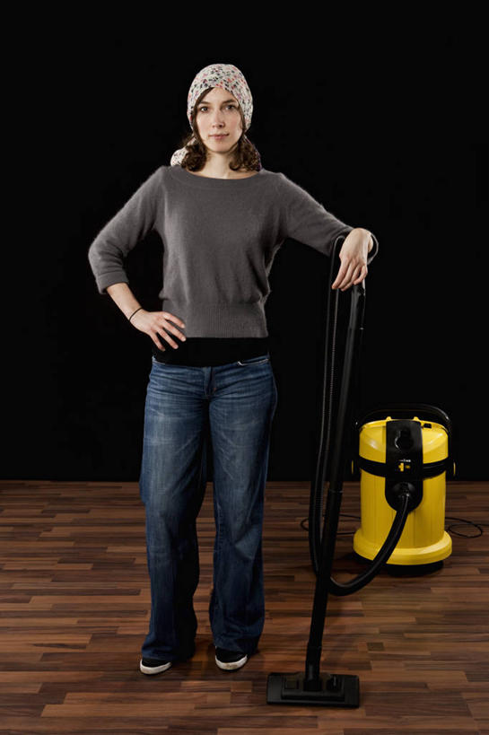 西方人,一个人,站,竖图,室内,白天,白色背景,正面,地板,欧洲,欧洲人,仅一个年轻女性,仅一个女性,仅一个人,撑,服装,裤子,电器,头巾,地面,注视,牛仔裤,休闲装,手叉腰,木地板,衣服,叉腰,观察,看,清洁,站着,休闲,休闲服,吸尘器,摄影,服饰,影棚,观看,察看,卫生,撑着,家电,家用电器,关注,保洁,保洁工具,单手叉腰,年轻女性,女人,女性,白种人,站立,彩图,全身,影棚拍摄,拍摄,真空吸尘器