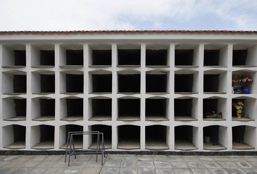 无人,横图,室外,白天,正面,旅游,度假,标志建筑,地标,建筑,西班牙,欧洲,一排,阴影,整齐,并列,并排,光线,影子,云,云朵,云彩,娱乐,建设,排列,蓝色,白云,蓝天,天空,阳光,天,享受,休闲,墓地,旅游胜地,放松,晴朗,坟墓,陵墓,加纳利群岛,队列,南欧,加那利群岛,平行,坟场,西班牙王国,费罗岛,耶罗岛,晴空,彩图