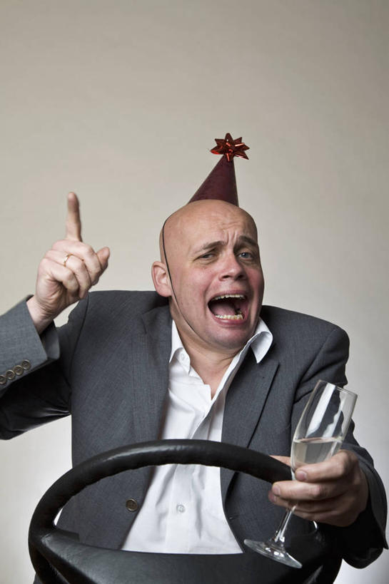 葡萄酒,西方人,一个人,坐,闭眼,竖图,室内,白天,正面,西装,奢侈,快乐,杯子,帽子,欧洲,欧洲人,仅一个男性,仅一个人,仅一个中年男性,握,指,灰色背景,纸质,套装,正装,高脚杯,浪漫,拿,拿着,职业装,方向,生日帽,玻璃制品,酒,饮料,酒杯,香槟,手势,张嘴,诱惑,握着,摄影,影棚,小丑帽,指向,食指,张大嘴巴,香槟杯,三角帽,狂欢帽,派对帽,聚会帽,纸帽,气泡酒,起泡酒,汽酒,男人,男性,中年男性,白种人,玻璃杯,张开嘴,闭眼睛,闭着眼,闭着眼睛,坐着,半身,彩图,影棚拍摄,高兴,欢笑,拍摄