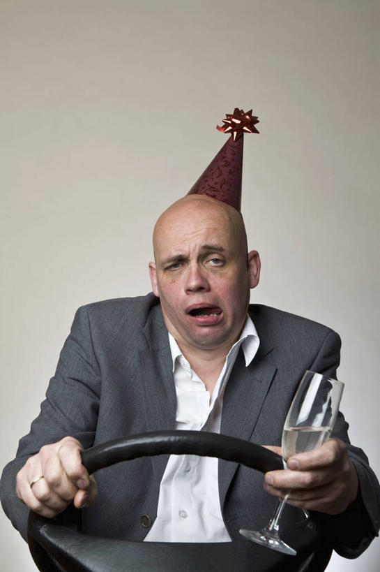 葡萄酒,西方人,一个人,坐,竖图,室内,白天,正面,西装,奢侈,快乐,杯子,帽子,欧洲,欧洲人,仅一个男性,仅一个人,仅一个中年男性,握,灰色背景,纸质,套装,正装,高脚杯,浪漫,拿,拿着,注视,职业装,生日帽,玻璃制品,酒,饮料,酒杯,香槟,观察,看,张嘴,诱惑,握着,摄影,影棚,观看,察看,小丑帽,关注,张大嘴巴,香槟杯,三角帽,狂欢帽,派对帽,聚会帽,纸帽,气泡酒,起泡酒,汽酒,男人,男性,中年男性,白种人,玻璃杯,张开嘴,坐着,半身,彩图,影棚拍摄,高兴,欢笑,拍摄