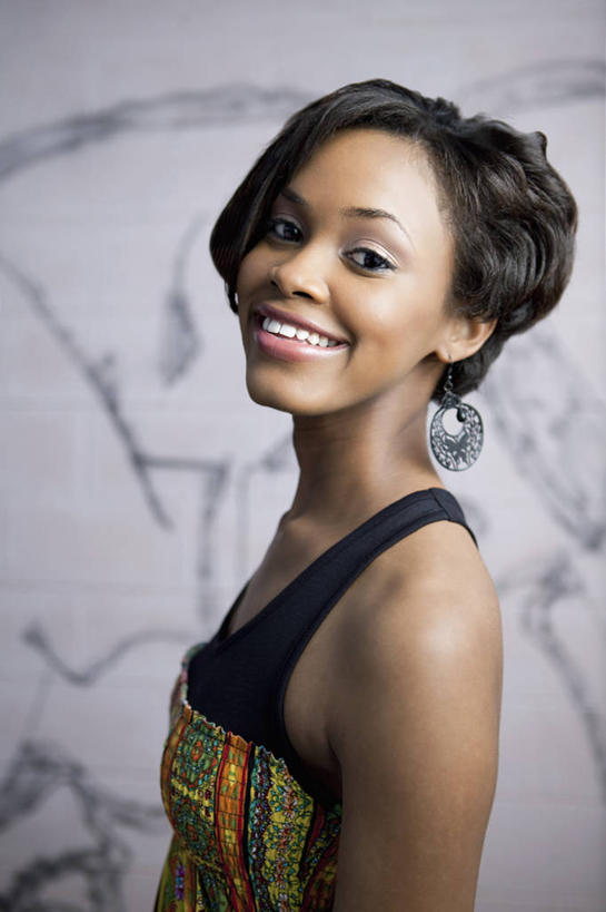 西方人,一个人,站,笑,微笑,露齿笑,竖图,室外,白天,侧面,抽象,裙子,绘画,欧洲,非洲,黑人,欧洲人,仅一个年轻女性,仅一个女性,仅一个人,连衣裙,服装,艺术,彩绘,图案,墙,艺术品,古典,扭头,注视,文化,墙壁,墙面,装饰品,衣服,耳环,饰品,首饰,工艺品,观察,看,品味,站着,转头,概念,服饰,观看,美术,察看,高雅,衣着,穿着,关注,美学,耳饰,衣饰,图文,年轻女性,女人,女性,非洲人,站立,半身,彩图,涂鸦