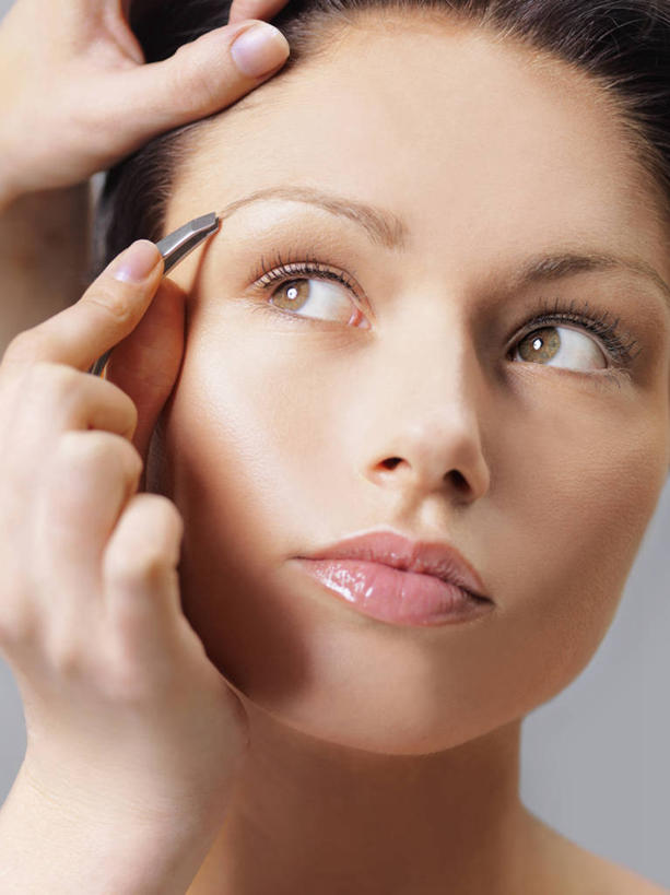 西方人,脸,头,脸颊,脖子,手,两个人,竖图,室内,特写,白天,正面,化妆,美容,时尚,欧洲,欧洲人,双手,握,阴影,灰色背景,反射,影子,拿,拿着,注视,观察,看,手部,握着,摄影,影棚,观看,察看,美容工具,关注,化妆工具,眉毛钳,年轻女性,女人,女性,白种人,头部,脖,颈,颈部,脸部,脸蛋,面部,半身,彩图,影棚拍摄,拍摄