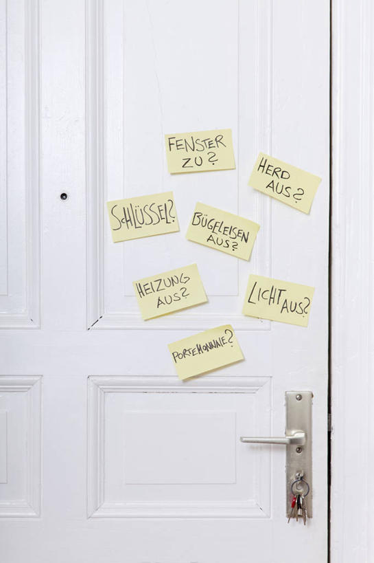 无人,竖图,室内,特写,白天,正面,门,静物,许多,阴影,反射,粘性,英文,标志,文字,影子,字符,字母,办公用品,便利贴,便签,标识,文具,白色,把手,门把手,门框,英文字母,门把,办公设备,文具用品,记事,快捷,文化工具,方便,N次贴,便条贴,告诉贴,即时贴,便贴纸,拉手,彩图