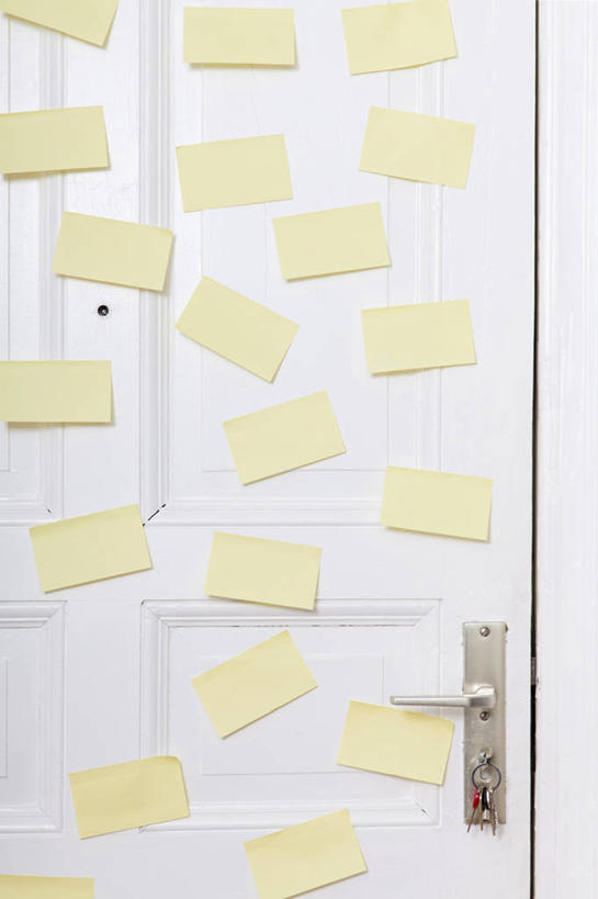 无人,竖图,室内,特写,白天,正面,门,静物,许多,阴影,反射,粘性,英文,标志,文字,影子,字符,字母,办公用品,便利贴,便签,标识,文具,白色,把手,门把手,门框,英文字母,门把,办公设备,文具用品,记事,快捷,文化工具,方便,N次贴,便条贴,告诉贴,即时贴,便贴纸,拉手,彩图