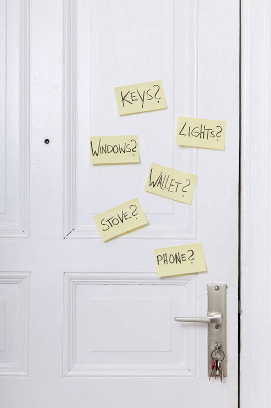 无人,竖图,室内,特写,白天,正面,门,静物,许多,阴影,反射,粘性,英文,标志,文字,影子,字符,字母,办公用品,便利贴,便签,标识,文具,白色,把手,门把手,门框,英文字母,门把,办公设备,文具用品,记事,快捷,文化工具,方便,N次贴,便条贴,告诉贴,即时贴,便贴纸,拉手,彩图