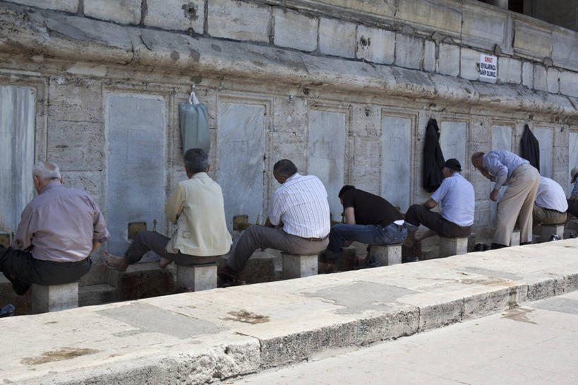 西方人,站,坐,横图,室外,白天,衬衫,旅游,度假,标志建筑,地标,建筑,欧洲,土耳其,欧洲人,亚洲,行人,弯腰,阴影,服装,节日,光线,影子,墙,首都,许多人,注视,休闲装,文化,娱乐,建设,路人,墙壁,墙面,背面,衣服,阳光,观察,看,祈祷,站着,一群人,享受,休闲,健康,休闲服,旅游胜地,放松,许愿,宗教,服饰,信仰,观看,纪念,祈求,伊斯兰教,关注,清真寺,西亚,伊斯坦布尔,弯身,过客,平安,男人,男性,中年男性,白种人,站立,坐着,半身,彩图,衬衣,土耳其共和国