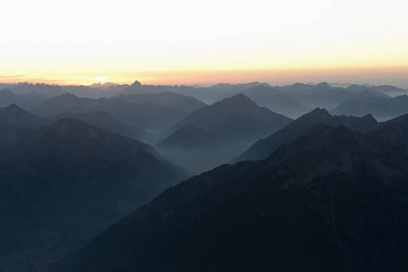 无人,横图,俯视,航拍,室外,白天,旅游,度假,日出,美景,山,山脉,太阳,德国,欧洲,地平线,景观,山峰,辽阔,地面,朝霞,晨曦,黎明,山峦,背光,娱乐,阳光,自然,群山,享受,休闲,广阔,景色,放松,一望无际,连绵,绵延,西欧,鸟瞰,自然风光,延伸,逆光,德意志联邦共和国,天地相交,巴伐利亚,巴伐利亚州,拜恩州,拜恩自由州,联贯,无边无际,一马平川,朝阳,彩图,高角度拍摄,卯时,破晓,日始,加尔米施.帕滕基兴