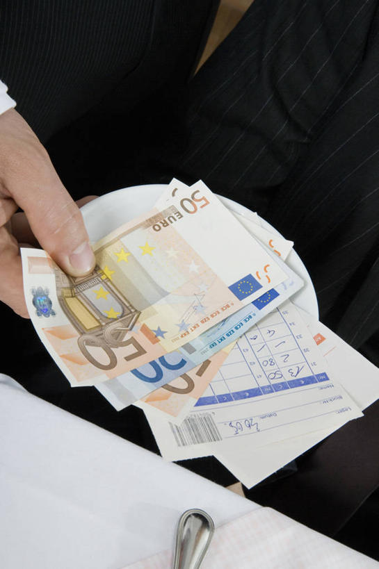 西方人,手,一个人,餐厅,竖图,俯视,室内,特写,白天,钱,餐桌,桌子,餐具,欧洲,欧洲人,仅一个男性,仅一个人,握,阴影,反射,布料,碟子,盘,钱币,影子,欧元,拿,布纹,拿着,桌布,仅一个年轻男性,盘子,餐巾,碟,台布,手部,握着,钞票,金融,纸币,经济,餐台,账单,单手,票据,发票,小票,流通,纸钞,贸易,货币,现金,男人,男性,年轻男性,白种人,餐桌布,半身,彩图,高角度拍摄,餐馆,饭店,饭馆,收据