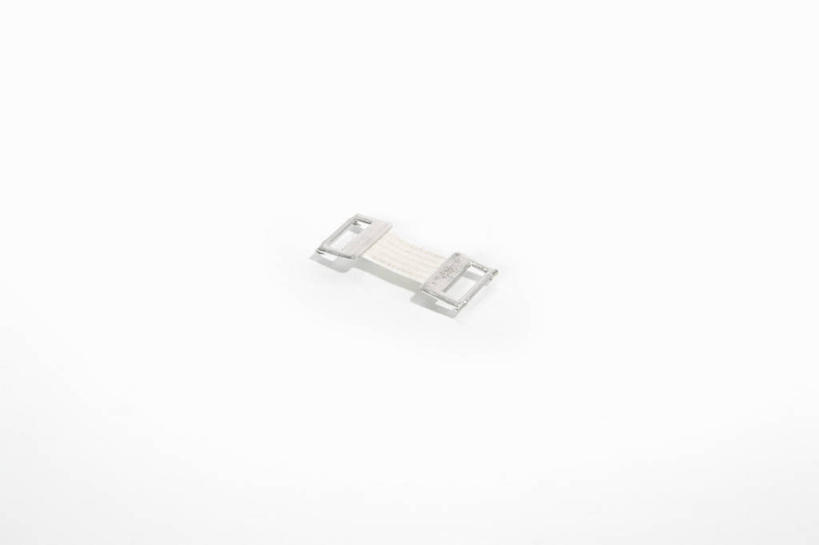 无人,横图,俯视,室内,特写,白天,白色背景,纯洁,静物,金属制品,一根,阴影,反射,金属,影子,银色,办公用品,别针,文具,摄影,信仰,影棚,办公设备,文具用品,高贵,雅致,文化工具,彩图,高角度拍摄,影棚拍摄,拍摄,安全别针