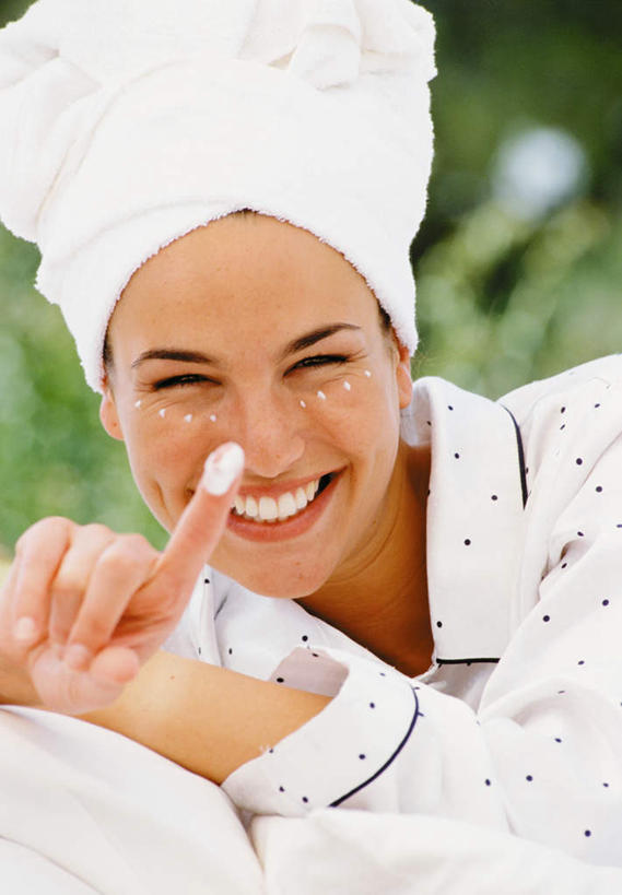 西方人,脸,头,脸颊,手,一个人,笑,微笑,露齿笑,竖图,室外,特写,白天,正面,化妆,美容,草地,草坪,植物,欧洲,欧洲人,仅一个女性,仅一个人,一条,护肤,阴影,睡衣,朦胧,模糊,光线,纺织物,影子,注视,肩膀,草,绿色,阳光,毛巾,观察,看,清洁,仅一个中年女性,保养,享受,休闲,手部,放松,保健,观看,保暖,单手,察看,关注,透气,养颜,防水,寝衣,储水,耐磨,吸水,女人,女性,中年女性,白种人,头部,脸部,脸蛋,面部,半身,彩图