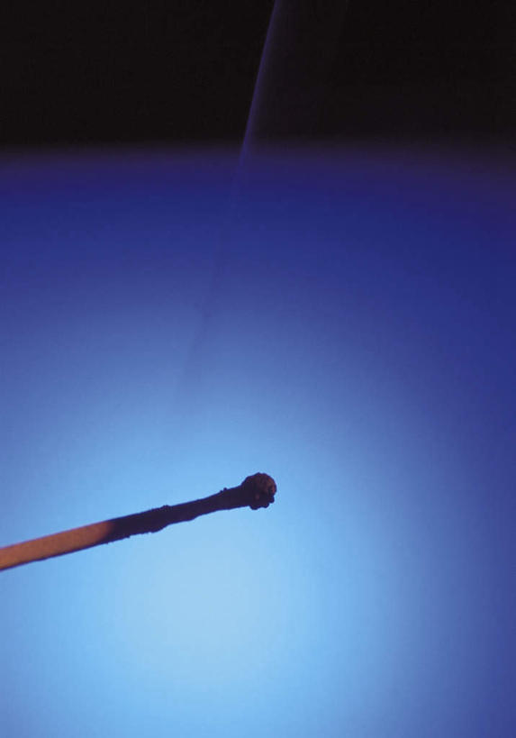 无人,竖图,室内,特写,白天,正面,阴影,蓝色背景,朦胧,模糊,光线,火柴,影子,一个,摄影,影棚,单个,洋火,灰烬,火柴梗,取火工具,彩图,影棚拍摄,拍摄