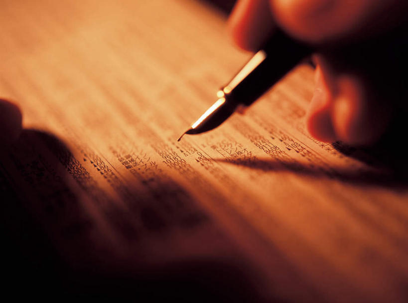 西方人,手,一个人,横图,俯视,室内,特写,白天,欧洲,欧洲人,双手,仅一个男性,仅一个人,握,写,阴影,朦胧,模糊,光线,日文,英文,笔,标志,材料,档案,文件,文字,影子,纸,字符,字母,办公用品,钢笔,拿,拿着,标识,文具,仅一个年轻男性,手稿,学习用品,资料,手部,握着,阿拉伯数字,英文字母,文具用品,证明,文档,日语,男人,男性,年轻男性,白种人,半身,彩图,高角度拍摄