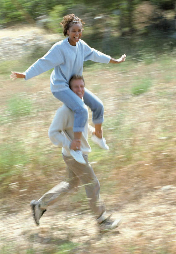 西方人,两个人,坐,伸展双臂,笑,微笑,露齿笑,竖图,室外,白天,侧面,运动鞋,爱情,草地,草坪,石头,植物,鞋子,欧洲,非洲,黑人,欧洲人,奔驰,握,阴影,服装,光线,石子,影子,浪漫,拿,拿着,注视,休闲装,草,骑,衣服,绿色,阳光,奔跑,观察,看,扛,休闲,温暖,温馨,休闲服,恩爱,握着,恋人,服饰,观看,休闲鞋,和睦,察看,关注,扛在肩上,骑在肩上,男人,男性,年轻男性,年轻女性,女人,女性,白种人,非洲人,情侣,石块,岩石,敞开双臂,伸开双臂,展开双肩,张开手臂,张开双臂,坐着,彩图,全身,伴侣,融洽