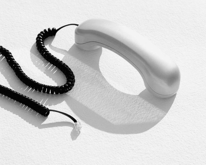 无人,打电话,横图,俯视,黑白,室内,特写,白天,白色背景,静物,电话,阴影,光线,影子,地面,通讯设备,一个,话筒,电话线,摄影,影棚,单个,交流,电话机,沟通,通话,高角度拍摄,影棚拍摄,拍摄