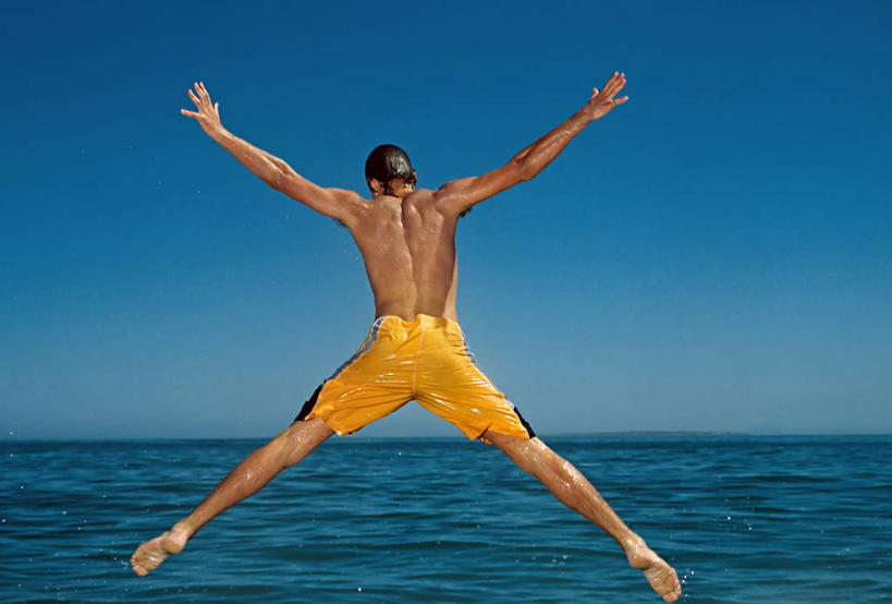 西方人,一个人,跳,伸展双臂,横图,室外,白天,海浪,海洋,欧洲,欧洲人,仅一个男性,仅一个人,阴影,泳裤,光线,影子,浪花,水平线,辽阔,海平线,光脚,裸露,仅一个年轻男性,背面,蓝色,蓝天,天空,阳光,海水,天,广阔,赤脚,晴朗,一望无际,裸,海景,万里无云,无边无际,一马平川,男人,男性,年轻男性,白种人,大海,风浪,海,海水的波动,近岸浪,涌浪,晴空,晴空万里,敞开双臂,伸开双臂,跳跃,展开双肩,张开手臂,张开双臂,彩图,全身,水天相接,水天一线