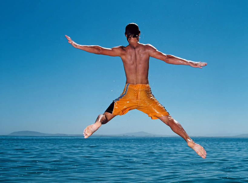 西方人,一个人,跳,伸展双臂,横图,室外,白天,海浪,海洋,欧洲,欧洲人,仅一个男性,仅一个人,阴影,泳裤,光线,影子,浪花,水平线,辽阔,海平线,光脚,裸露,仅一个年轻男性,背面,蓝色,蓝天,天空,阳光,海水,天,广阔,赤脚,晴朗,一望无际,裸,海景,万里无云,无边无际,一马平川,男人,男性,年轻男性,白种人,大海,风浪,海,海水的波动,近岸浪,涌浪,晴空,晴空万里,敞开双臂,伸开双臂,跳跃,展开双肩,张开手臂,张开双臂,彩图,全身,水天相接,水天一线