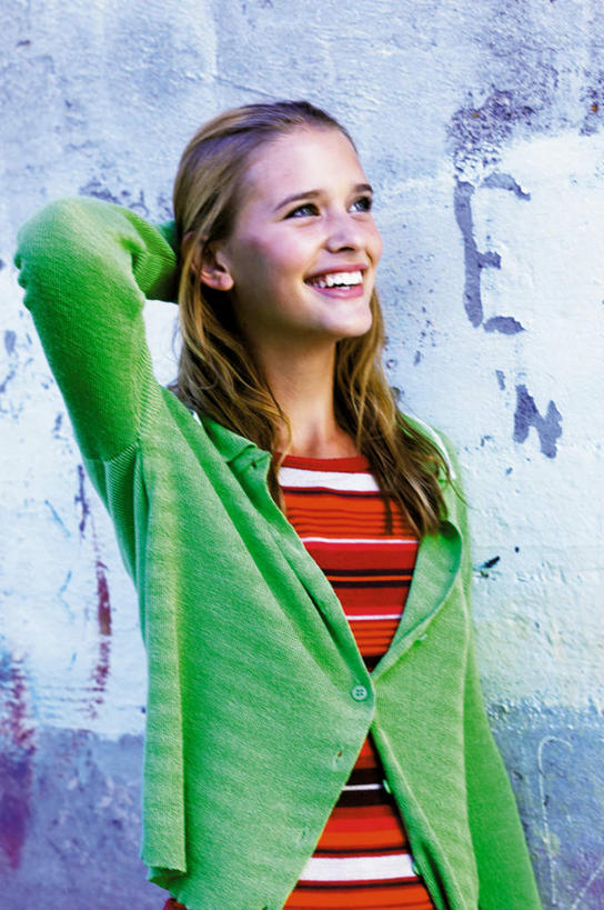 西方人,一个人,站,笑,微笑,露齿笑,竖图,室外,白天,正面,欧洲,欧洲人,仅一个年轻女性,仅一个女性,仅一个人,抱头,阴影,条纹,服装,光线,纹路,纹理,影子,墙,注视,休闲装,墙壁,墙面,衣服,绿色,阳光,观察,看,站着,休闲,休闲服,服饰,观看,察看,关注,肌理,捧头,年轻女性,女人,女性,白种人,抬头,仰头,站立,半身,彩图