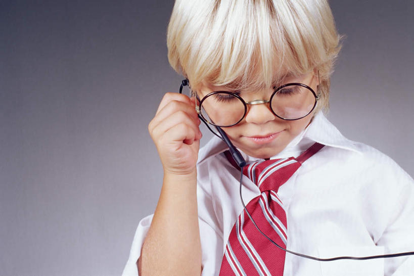 西方人,儿童,脸,头,脸颊,手,一个人,站,笑,微笑,横图,室内,特写,白天,正面,通讯,纯洁,客服,欧洲,欧洲人,仅一个男性,仅一个人,握,阴影,灰色背景,服装,光线,信息,眼镜,影子,拿,听,话务员,拿着,注视,休闲装,肩膀,小孩,衣服,耳机,耳麦,话筒,低头,观察,看,站着,仅一个小孩,休闲,手部,休闲服,可爱,童年,童趣,服务,握着,通信,摄影,服饰,影棚,观看,单手,协调,察看,麦克风,关注,销售,近视眼镜,童真,烂漫,无邪,客服人员,电话销售,接待员,天真,男孩,男人,男性,白种人,孩子,头部,脸部,脸蛋,面部,接线员,站立,半身,彩图,影棚拍摄,拍摄,男生