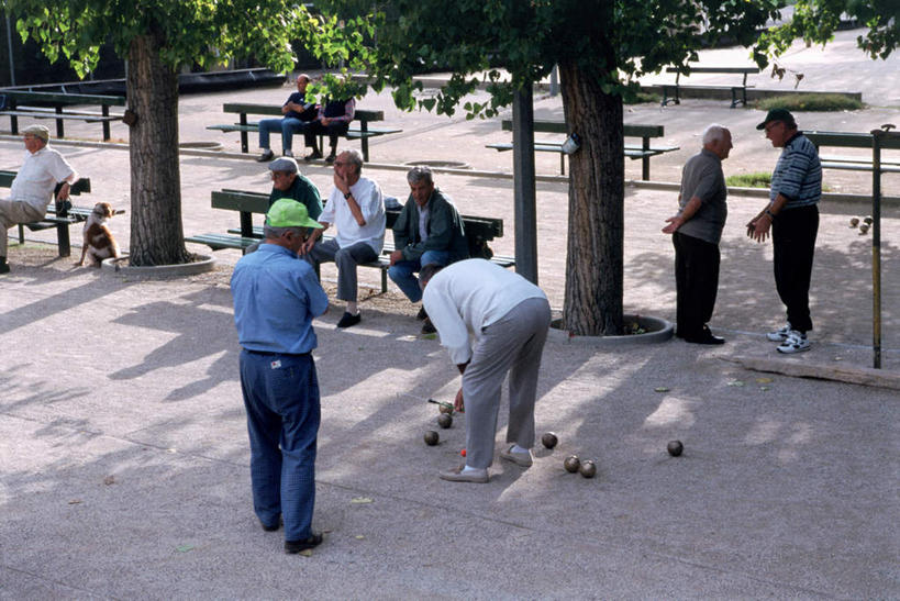西方人,站,坐,说,横图,俯视,室外,白天,度假,讨论,游戏,美景,植物,城市风光,城市,帽子,椅子,法国,欧洲,欧洲人,行人,弯腰,阴影,服装,光线,影子,木椅,景观,许多人,玩,休闲装,娱乐,运动帽,路人,树,树木,衣服,绿色,阳光,自然,陀螺,站着,一群人,享受,休闲,休闲服,鸭舌帽,景色,放松,益智,服饰,生长,成长,活动,普罗旺斯,发泄,消遣,智力,法兰西共和国,宣泄,弯身,法兰西第五共和国,陀罗,干乐,冰尜,打老牛,独乐,普罗旺斯省,过客,交流,老年男性,老年女性,男人,男性,女人,女性,白种人,沟通,讲话,交谈,商讨,说话,谈话,玩耍,嬉戏,站立,坐着,彩图,高角度拍摄,全身
