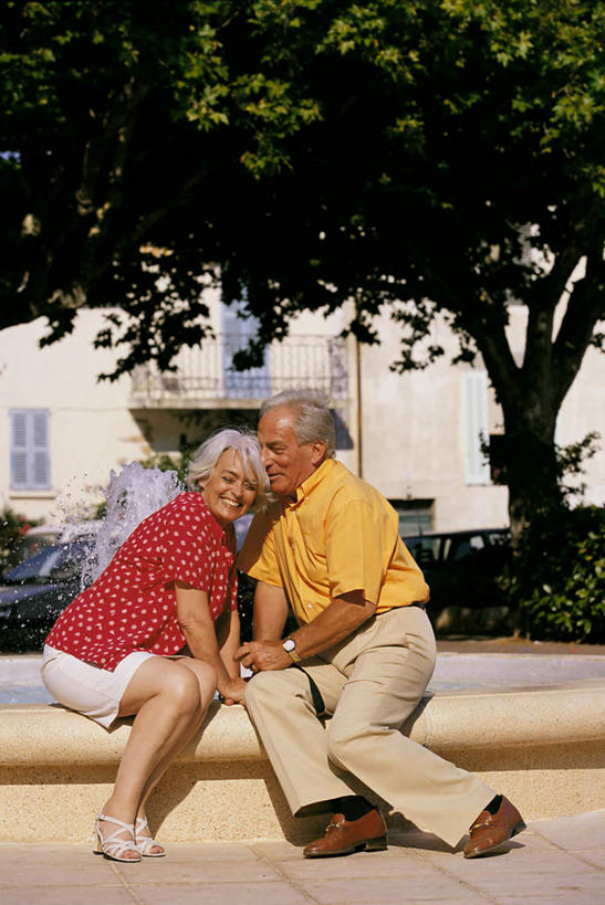 西方人,两个人,夫妻,家,坐,笑,吻,微笑,露齿笑,竖图,室外,白天,侧面,爱情,水,植物,喷泉,汽车,相机,欧洲,欧洲人,一辆,阴影,飞溅,服装,朦胧,模糊,溅,时间,光线,时钟,手表,液体,影子,房屋,屋子,景观,水滴,公寓,浪漫,计时,注视,休闲装,文化,洋房,楼房,住宅,车,水珠,树,树木,拍照,衣服,绿色,阳光,自然,数码相机,钟表,交通工具,轿车,观察,看,靠,靠着,品味,休闲,休闲服,表,恩爱,恋人,摄影,服饰,生长,成长,观看,腕表,察看,关注,喷洒,载具,水景,美观,老年男性,老年女性,男人,男性,女人,女性,白种人,夫妇,情侣,设计,照相机,钟,亲,亲吻,坐着,彩图,全身,照相,房子,伴侣