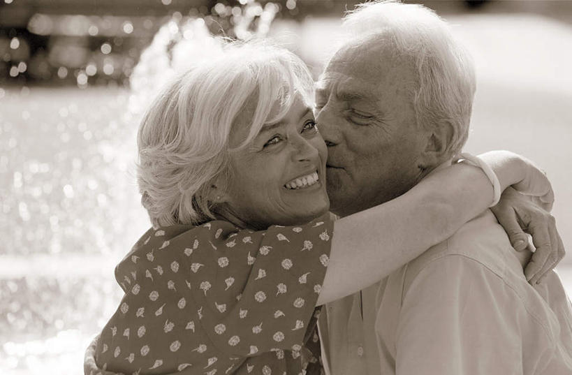 西方人,脸,头,脸颊,两个人,夫妻,坐,闭眼,抱,吻,横图,室外,特写,白天,侧面,爱情,水,喷泉,欧洲,欧洲人,阴影,飞溅,服装,朦胧,模糊,溅,光线,液体,影子,景观,水滴,浪漫,注视,休闲装,文化,肩膀,水珠,衣服,阳光,观察,看,品味,休闲,休闲服,恩爱,恋人,服饰,抱着,观看,察看,搂着,关注,喷洒,水景,美观,老年男性,老年女性,男人,男性,女人,女性,白种人,头部,脸部,脸蛋,面部,夫妇,情侣,设计,闭眼睛,闭着眼,闭着眼睛,怀抱,搂,搂抱,亲,亲吻,相抱,拥抱,坐着,半身,彩图,伴侣