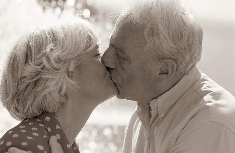 西方人,脸,头,脸颊,两个人,夫妻,坐,闭眼,吻,横图,室外,特写,白天,侧面,爱情,水,喷泉,欧洲,欧洲人,阴影,飞溅,服装,朦胧,模糊,溅,光线,液体,影子,景观,水滴,浪漫,休闲装,文化,肩膀,水珠,衣服,阳光,品味,休闲,休闲服,恩爱,恋人,服饰,喷洒,水景,美观,老年男性,老年女性,男人,男性,女人,女性,白种人,头部,脸部,脸蛋,面部,夫妇,情侣,设计,闭眼睛,闭着眼,闭着眼睛,接吻,亲,亲吻,亲嘴,坐着,半身,彩图,伴侣