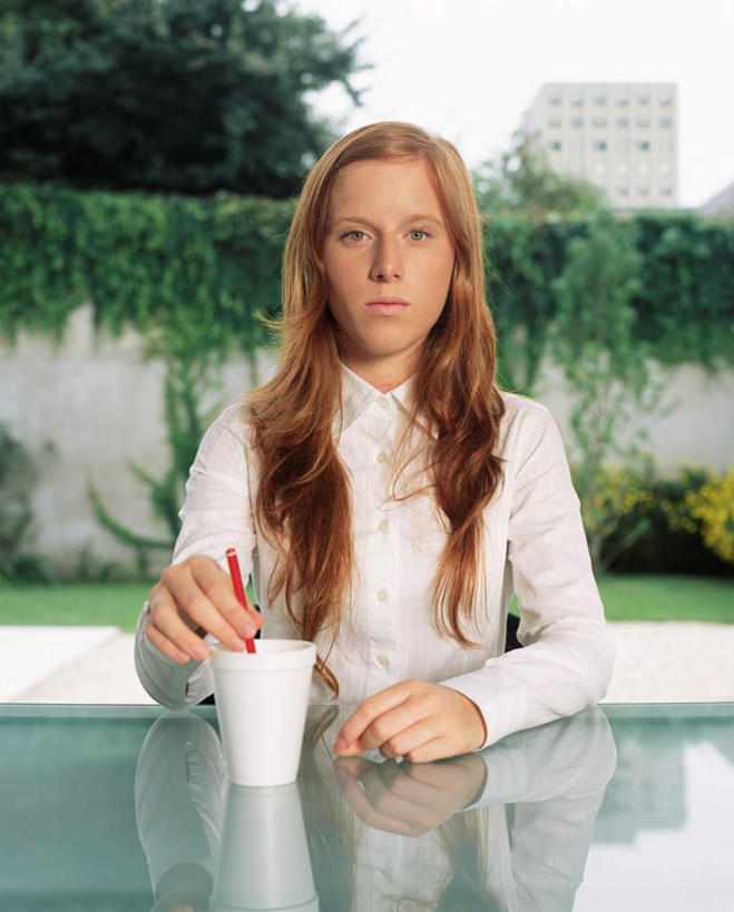 西方人,一个人,商务人士,商务女性,高楼大厦,坐,竖图,室外,白天,正面,植物,桌子,大厦,建筑,摩天大楼,杯子,椅子,欧洲,欧洲人,仅一个年轻女性,仅一个女性,仅一个人,握,阴影,套装,光线,影子,勺子,拿,拿着,注视,书桌,树,树木,一个,蓝色,绿色,蓝天,天空,自然,会议椅,课桌,纸制品,调羹,汤匙,天,观察,搅拌,看,握着,生长,单个,成长,观看,纸杯,办公椅,察看,关注,一次性杯子,商务装,工薪阶层,商务椅,培训椅,年轻女性,女人,女性,白种人,白领,上班族,坐着,半身,彩图,大楼,高层建筑,高楼,摩天楼